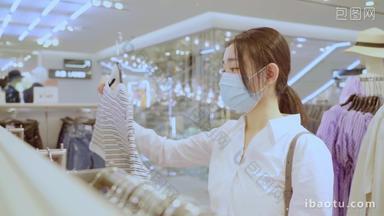 戴口罩的青年女人在商场购物